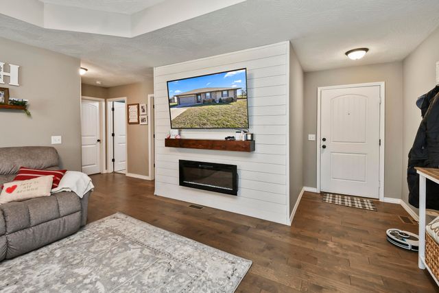 714 Lake Avenue, Clever, MO 65631