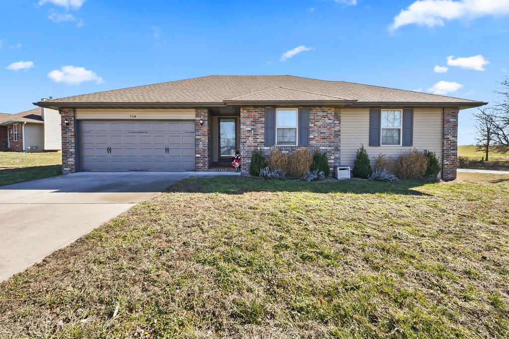 714 Lake Avenue, Clever, MO 65631