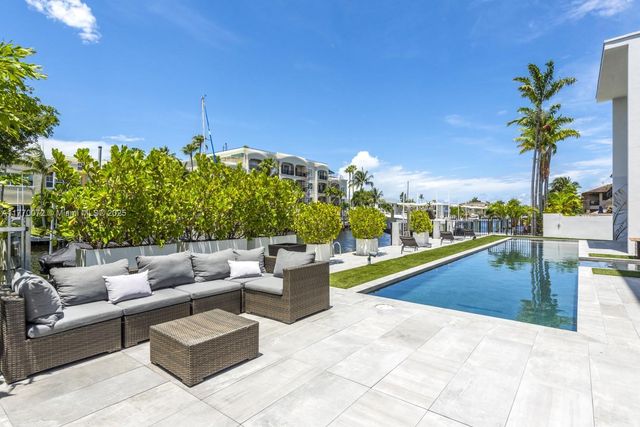 1400 Bayview Dr, Fort Lauderdale, FL 33304