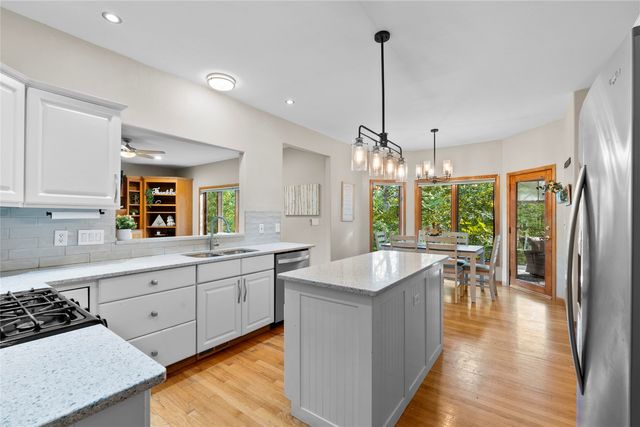 3256 Meadow Ridge Rd NE, Solon, IA 52333