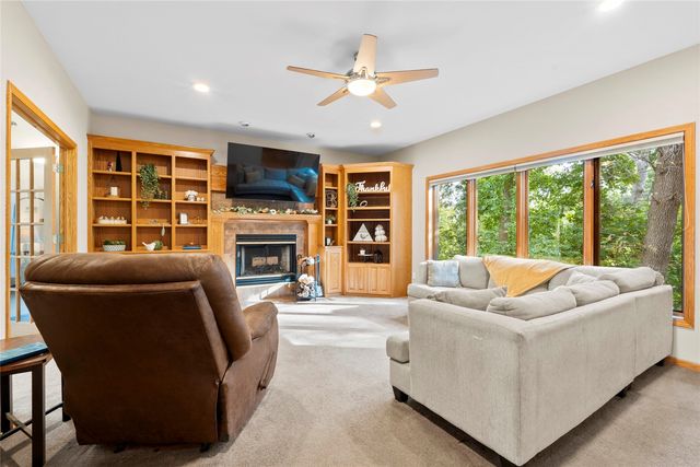 3256 Meadow Ridge Rd NE, Solon, IA 52333