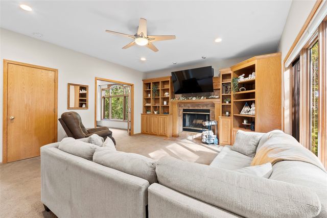 3256 Meadow Ridge Rd NE, Solon, IA 52333