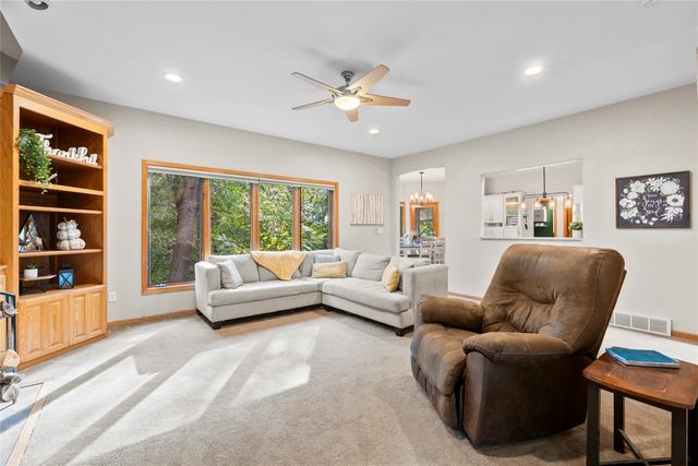 3256 Meadow Ridge Rd NE, Solon, IA 52333