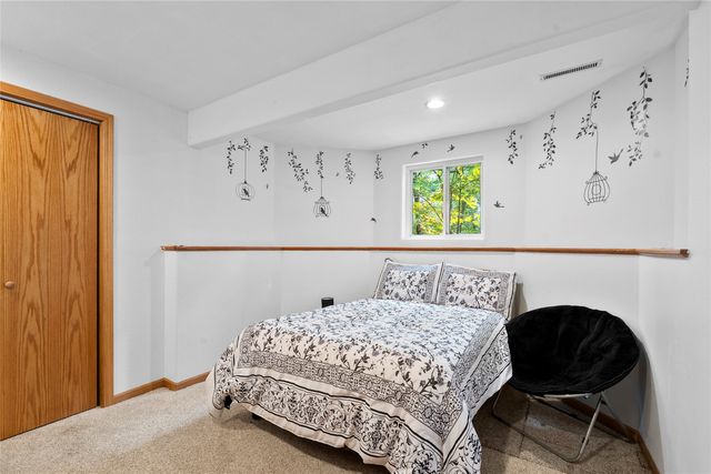 3256 Meadow Ridge Rd NE, Solon, IA 52333