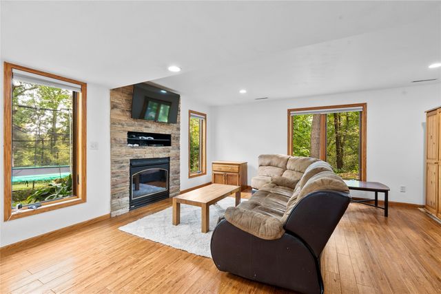 3256 Meadow Ridge Rd NE, Solon, IA 52333