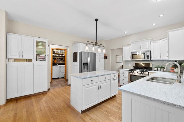 3256 Meadow Ridge Rd NE, Solon, IA 52333