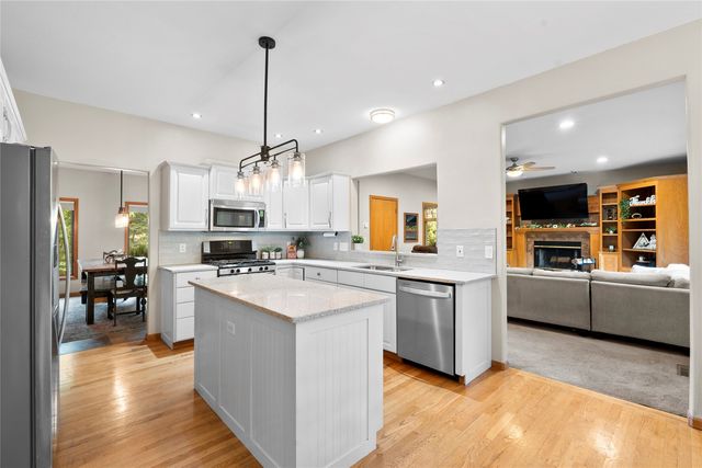 3256 Meadow Ridge Rd NE, Solon, IA 52333