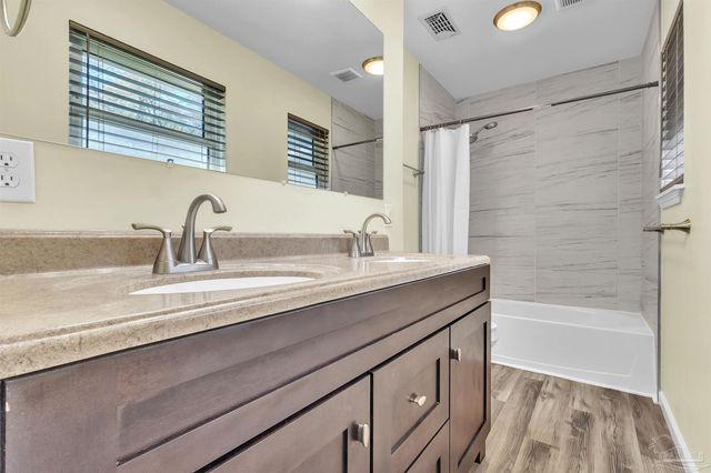 1172 New Haven Dr, Cantonment, FL 32533