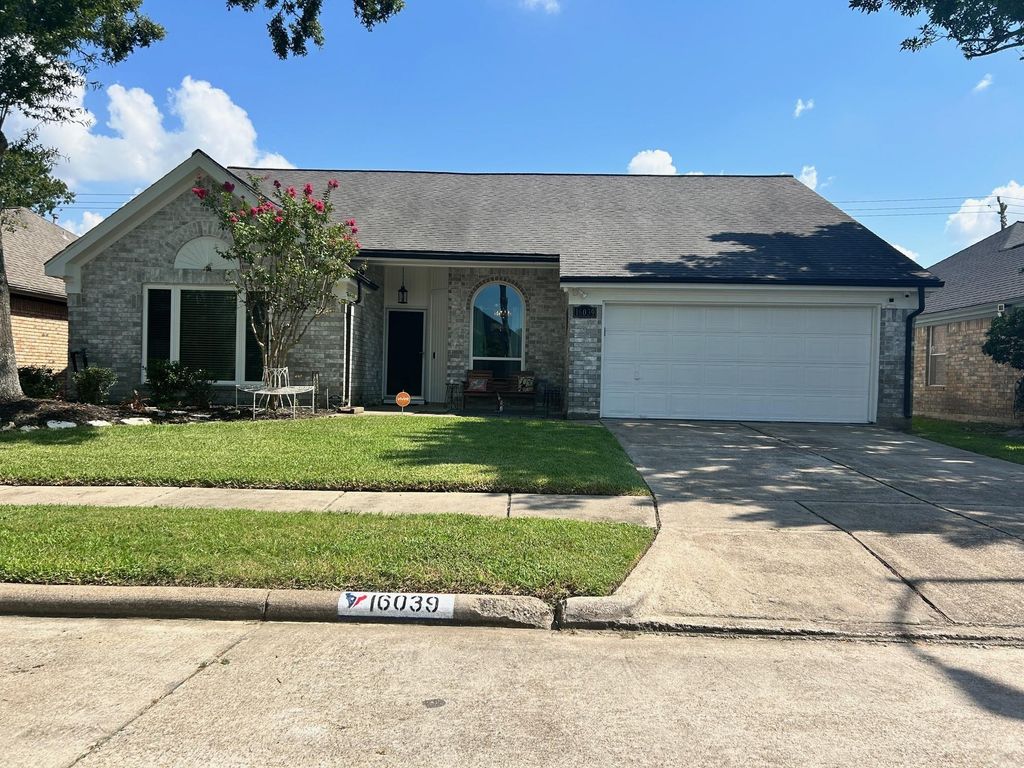 16039 Surrey Woods Drive, Friendswood, TX 77546