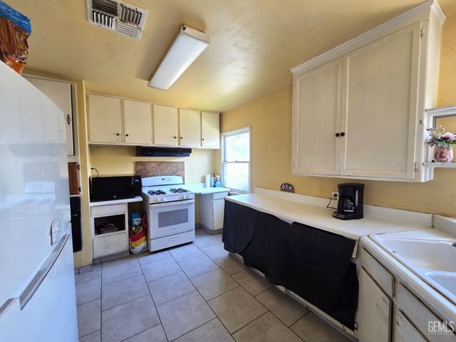 1339 Castaic Avenue, Bakersfield, CA 93308