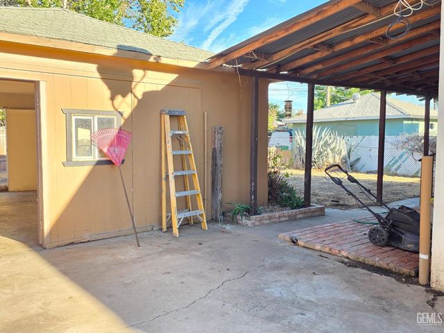 1339 Castaic Avenue, Bakersfield, CA 93308