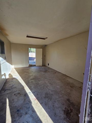 1339 Castaic Avenue, Bakersfield, CA 93308