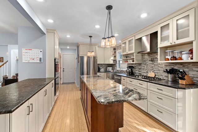 2106 Shallowford Drive, Valparaiso, IN 46383