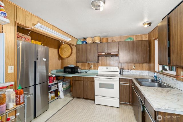 1334 Larch Street, Raymond, WA 98577