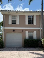5701 Cove CIR # 41, Naples, FL 34119