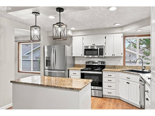 5746 FLAIRSTONE Dr, Salem, OR 97306
