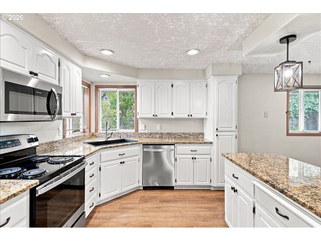 5746 FLAIRSTONE Dr, Salem, OR 97306