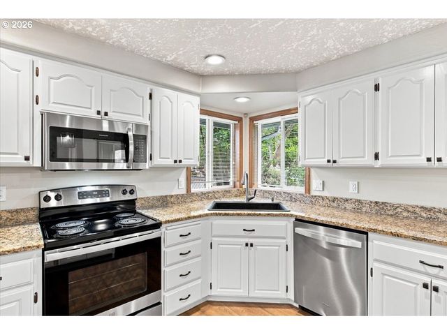 5746 FLAIRSTONE Dr, Salem, OR 97306