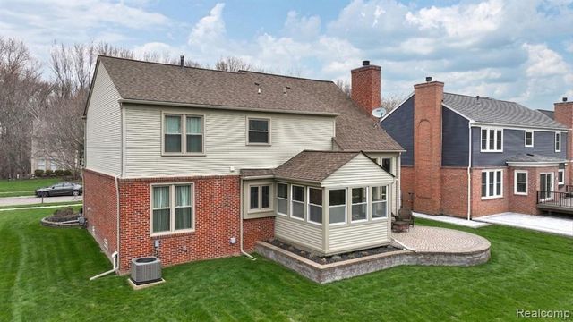 3855 Sequoia Drive, Lake Orion, MI 48360