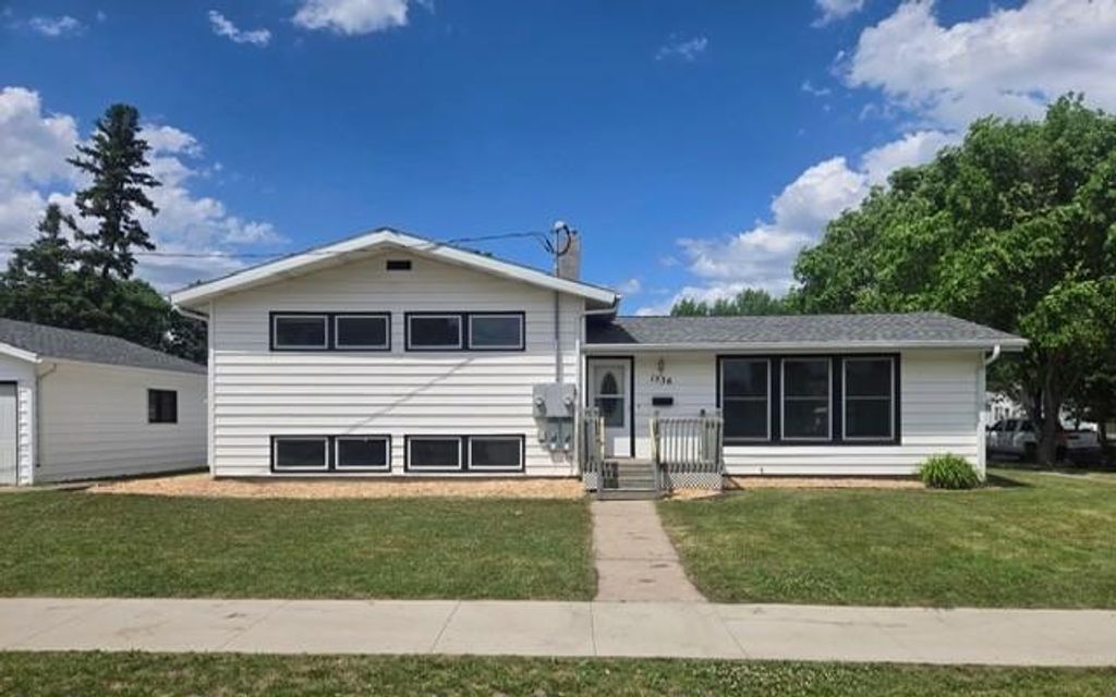1536 10th Avenue N, Moorhead, MN 56560