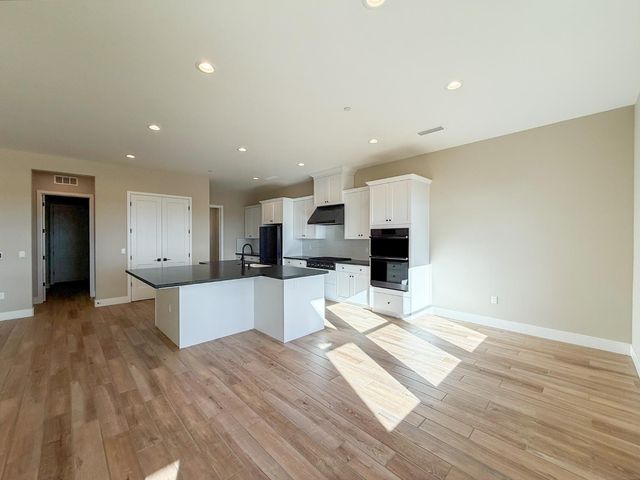 951 Beaver Pond Loop, Madera, CA 93636