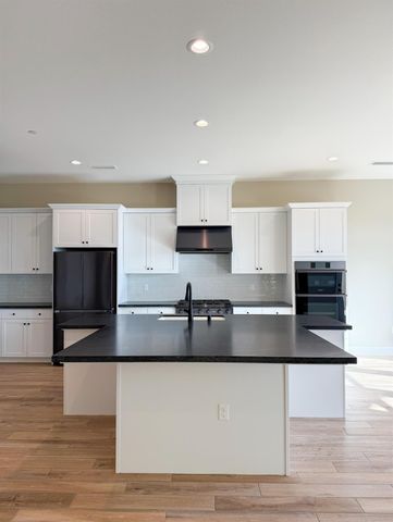 951 Beaver Pond Loop, Madera, CA 93636