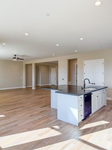 951 Beaver Pond Loop, Madera, CA 93636