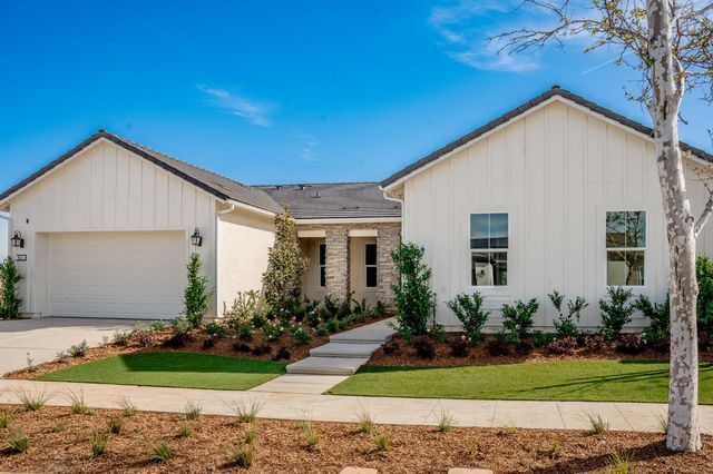 951 Beaver Pond Loop, Madera, CA 93636