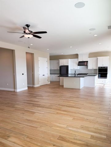 951 Beaver Pond Loop, Madera, CA 93636