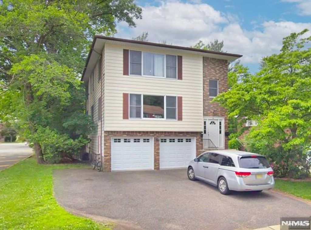 44 Newcomb Road, Tenafly, NJ 07670