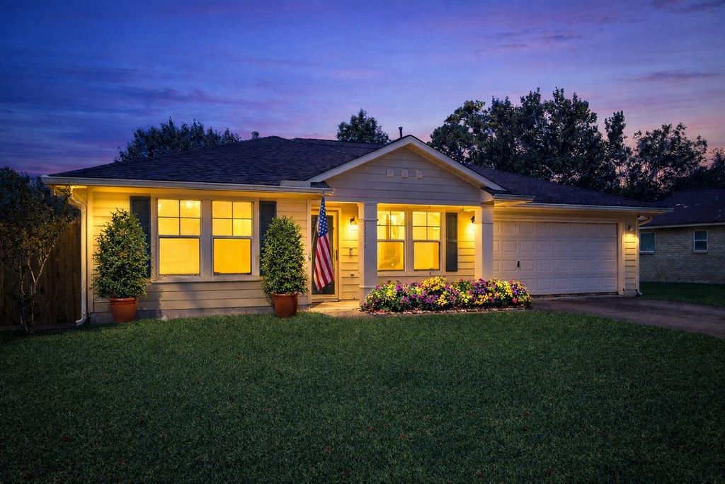 Image 1 of property listing at 17511 Jolly Boat Drive, Crosby, TX 77532