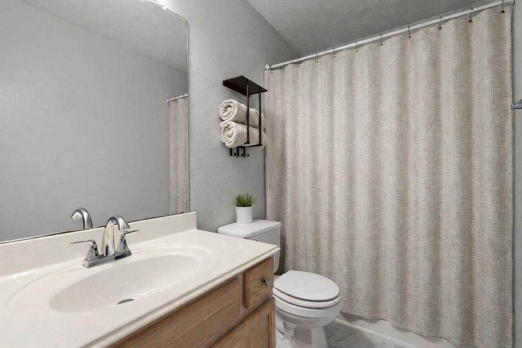 Image 20 of property listing at 17511 Jolly Boat Drive, Crosby, TX 77532