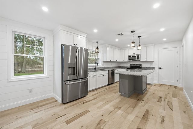 15 Walton Road, Plaistow, NH 03865