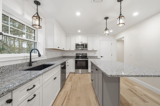 15 Walton Road, Plaistow, NH 03865