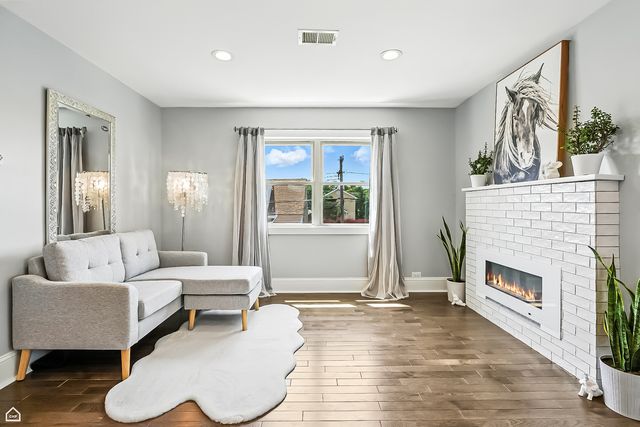 7515 W Roscoe Street, Chicago, IL 60634