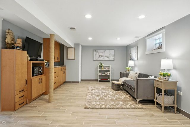 7515 W Roscoe Street, Chicago, IL 60634