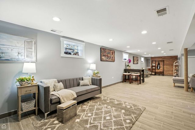 7515 W Roscoe Street, Chicago, IL 60634