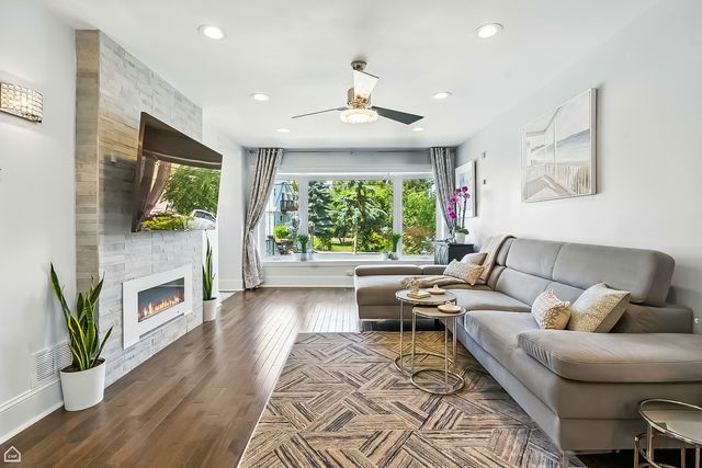 7515 W Roscoe Street, Chicago, IL 60634