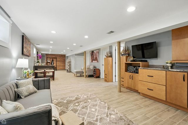 7515 W Roscoe Street, Chicago, IL 60634