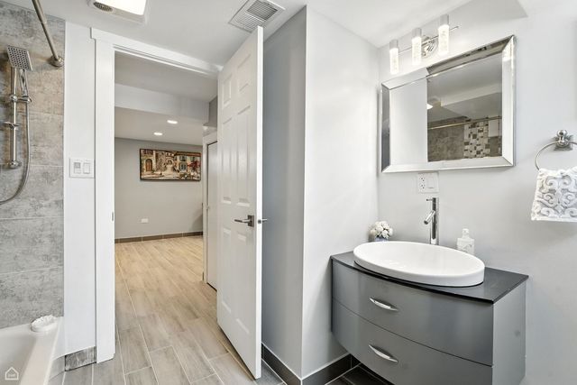 7515 W Roscoe Street, Chicago, IL 60634