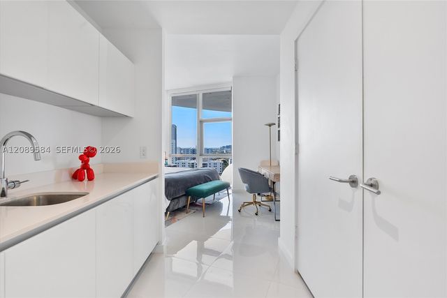 851 NE 1st Ave 1712, Miami, FL 33132