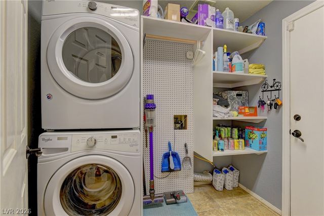 8025 Painted Clay Avenue, Las Vegas, NV 89128