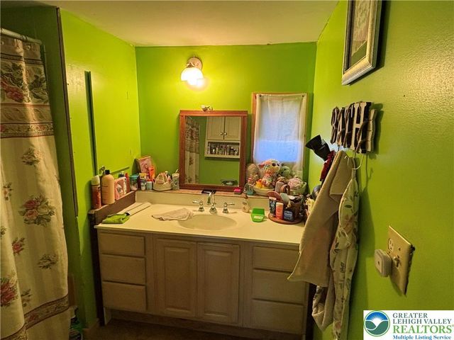 3 TRIBE Lane, Wind Gap Boro, PA 18091