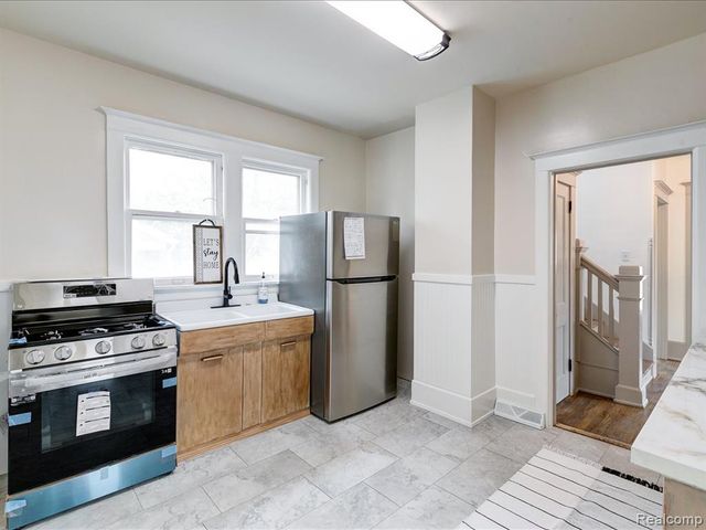 1102 Lapeer Avenue, Port Huron, MI 48060