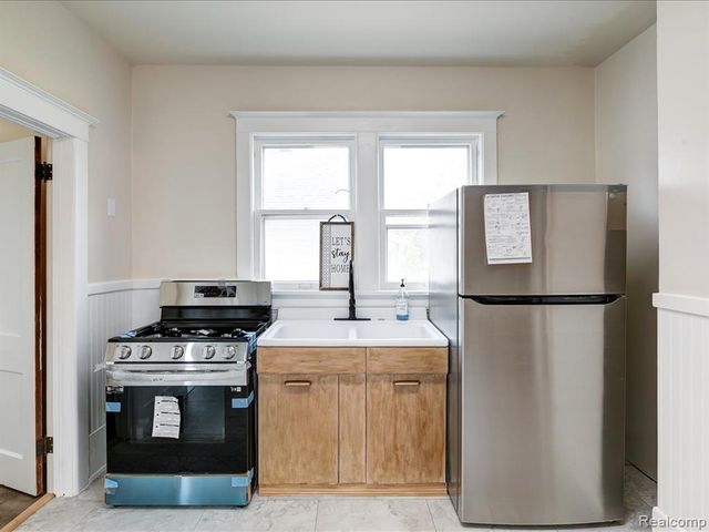 1102 Lapeer Avenue, Port Huron, MI 48060