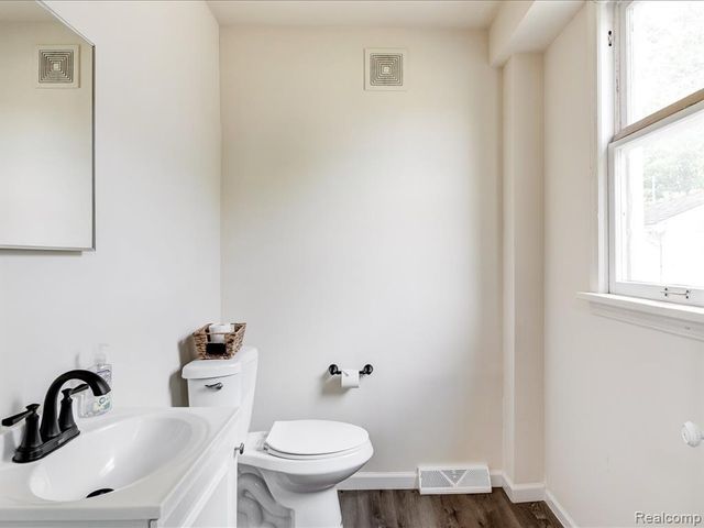 1102 Lapeer Avenue, Port Huron, MI 48060