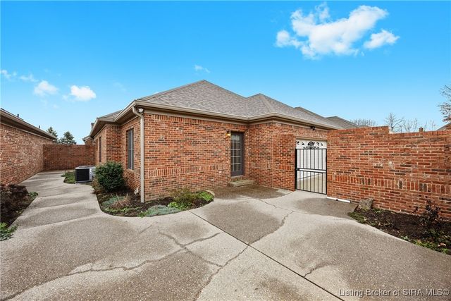 2714 Quail Chase Drive, Sellersburg, IN 47172