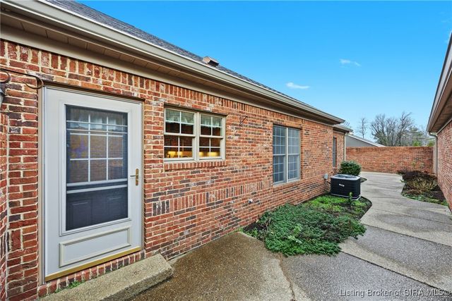 2714 Quail Chase Drive, Sellersburg, IN 47172