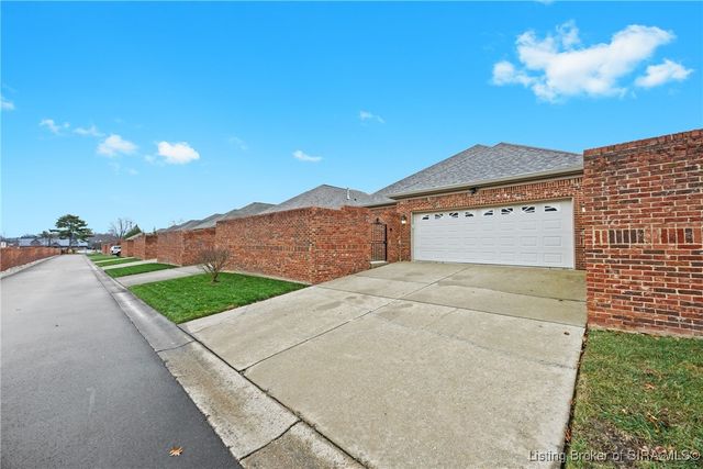 2714 Quail Chase Drive, Sellersburg, IN 47172