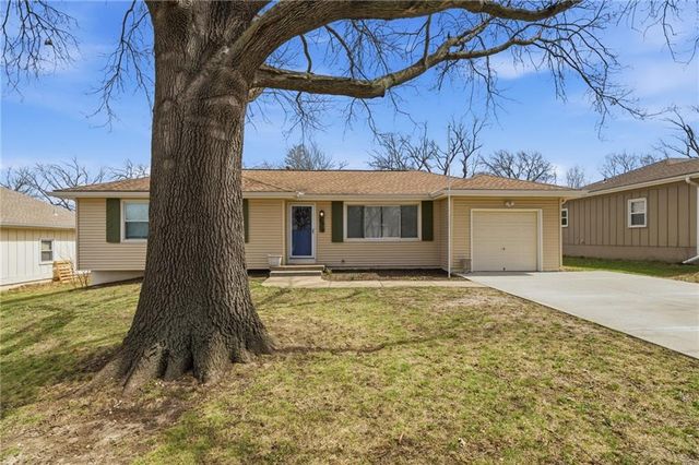 8519 Stearns Avenue, Overland Park, KS 66214